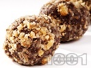 Рецепта Шоколадови трюфели (домашни бонбонени топчета) от бисквити и орехи с пълнеж от ром, масло и пудра захар